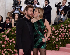 Miley Cyrus soportó una relación de abuso con Liam Hemsworth, revela cuenta en Twitter