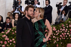 Miley Cyrus soportó una relación de abuso con Liam Hemsworth, revela cuenta en Twitter