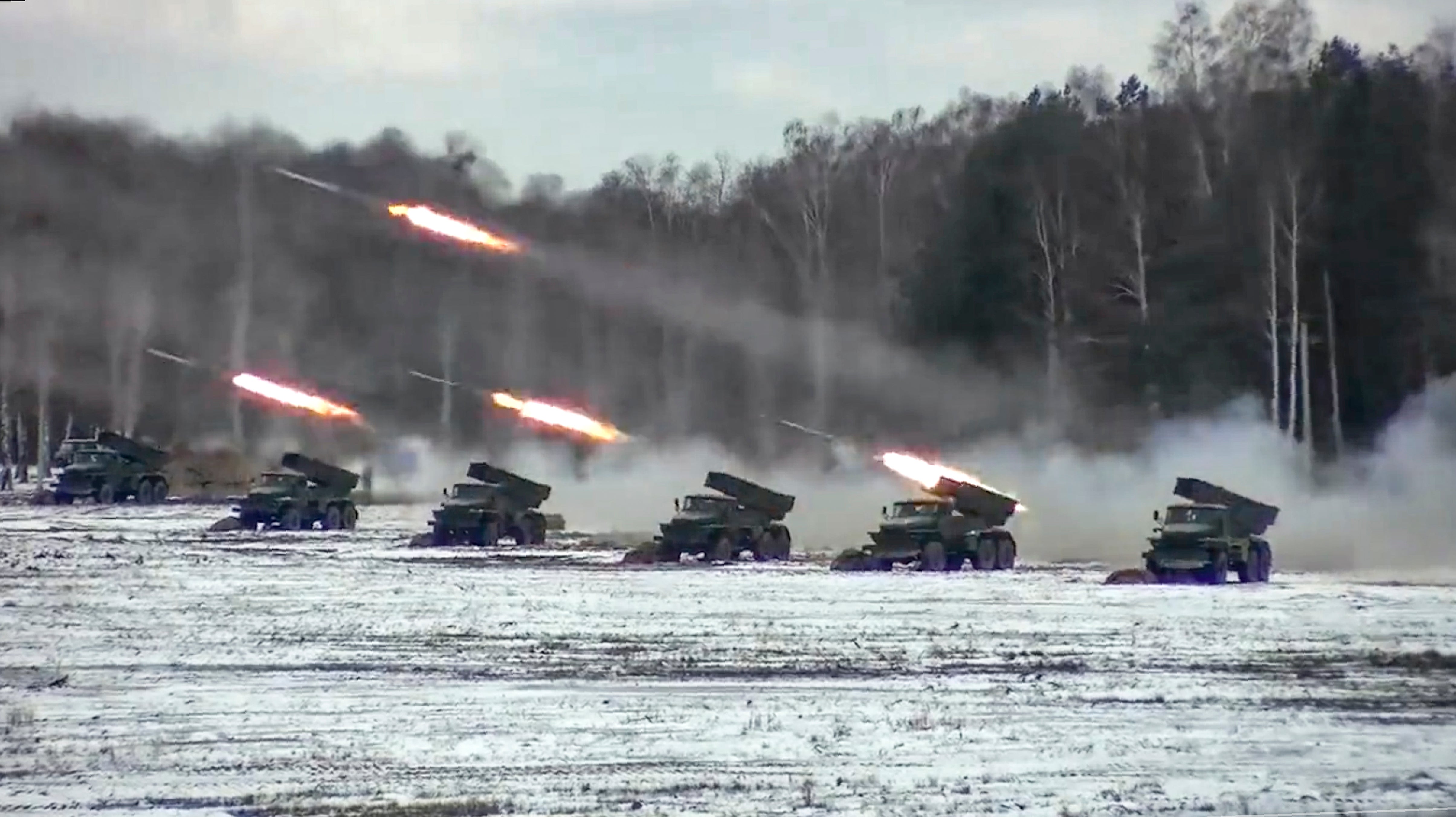Múltiples lanzacohetes disparan durante los ejercicios militares conjuntos de Bielorrusia y Rusia en unas imágenes publicadas por el Ministerio de Defensa ruso