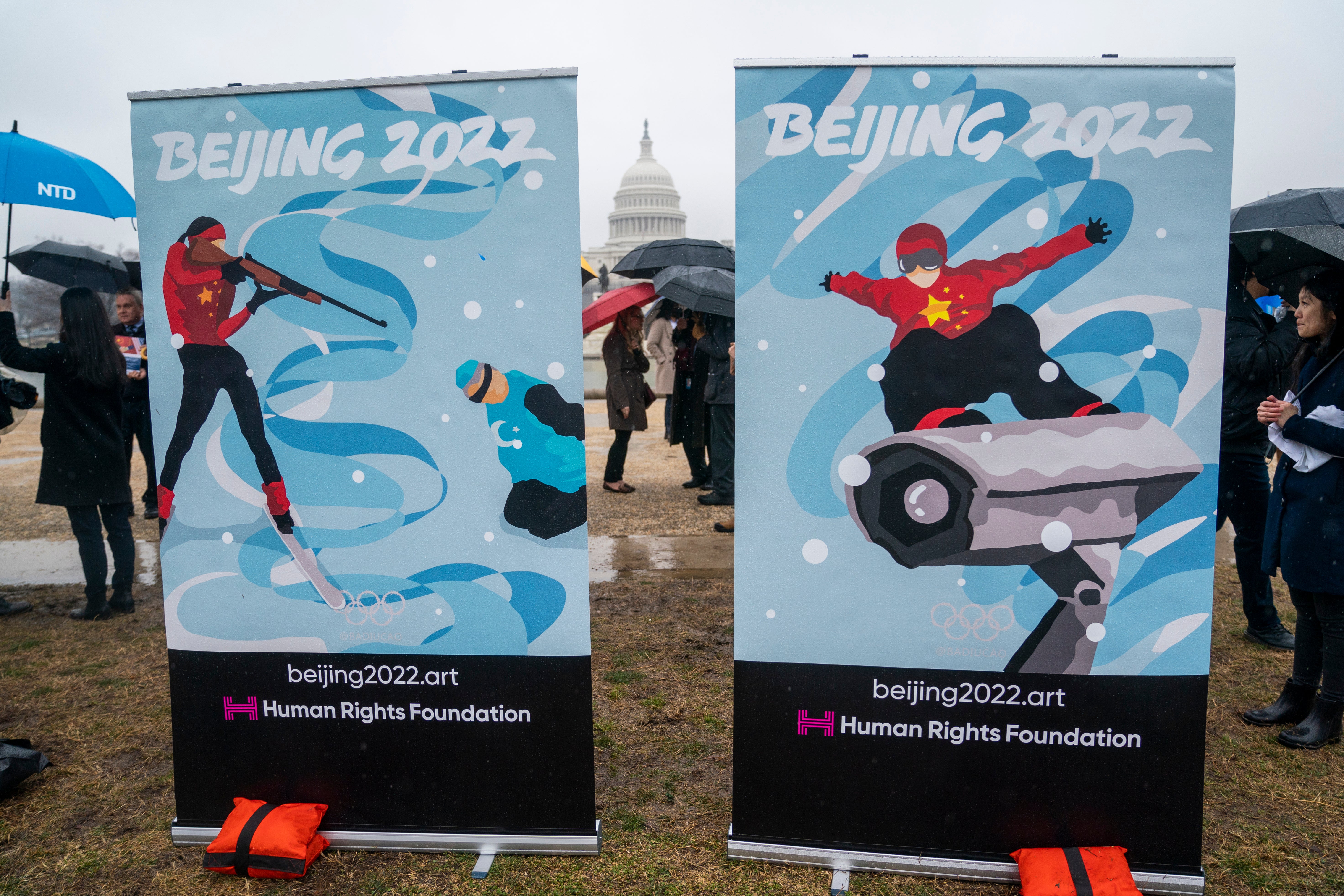 Carteles de protesta contra los Juegos Olímpicos de Invierno cerca del Capitolio de los EE.UU. en Washington