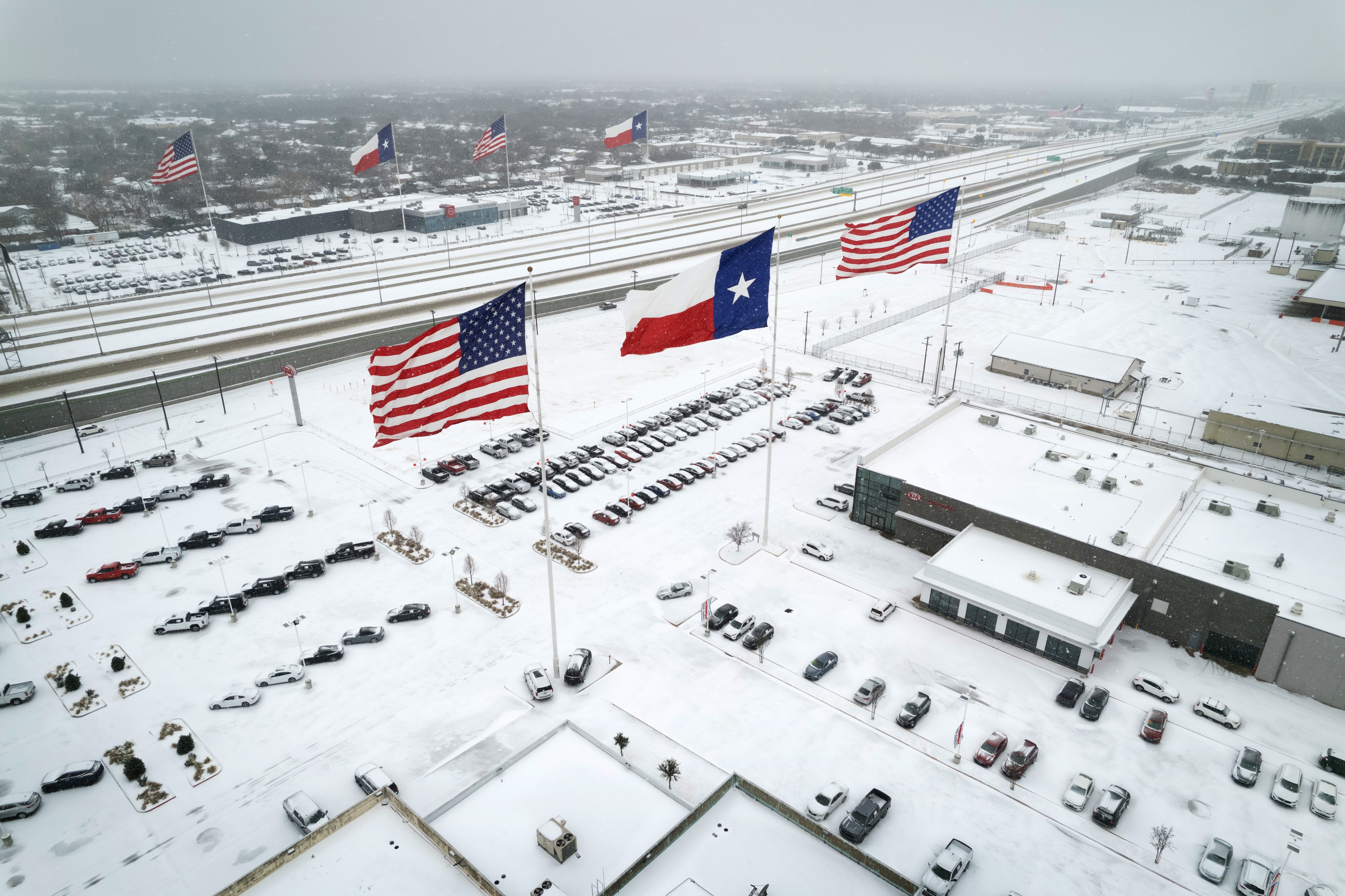 El tráfico avanza a través de la nieve el 3 de febrero de 2022 en Irving, Texas, mientras azota la tormenta invernal Landon
