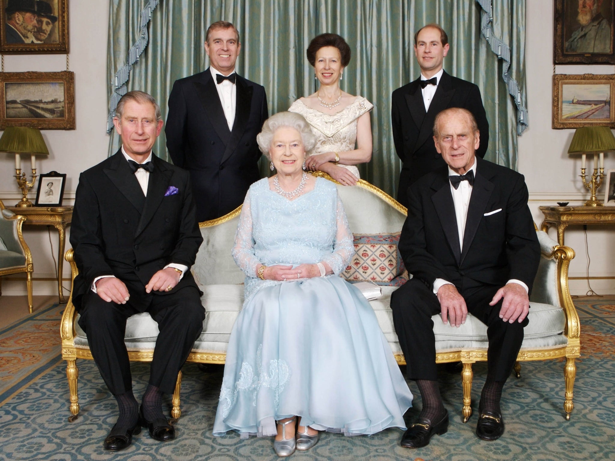 La Reina y el príncipe Philip con sus hijos, el príncipe Charles, el príncipe Andrew, la princesa Anne y el príncipe Edward