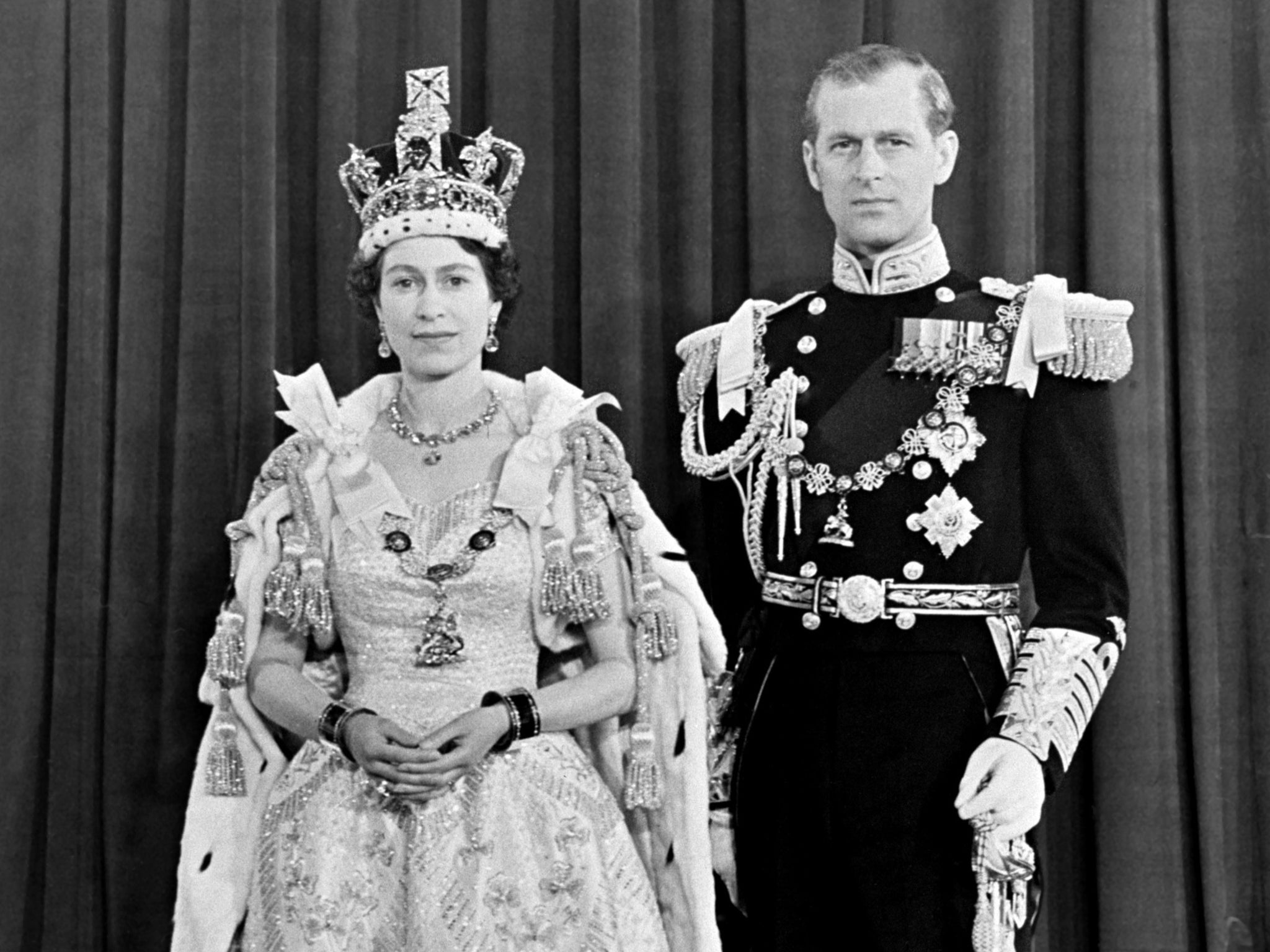 La Reina Isabel II durante su coronación acompañada por el Príncipe Felipe en 1953