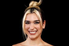 Dua Lipa le hace una pregunta profunda sobre la fe a Stephen Colbert, a los fans les inspiró su respuesta