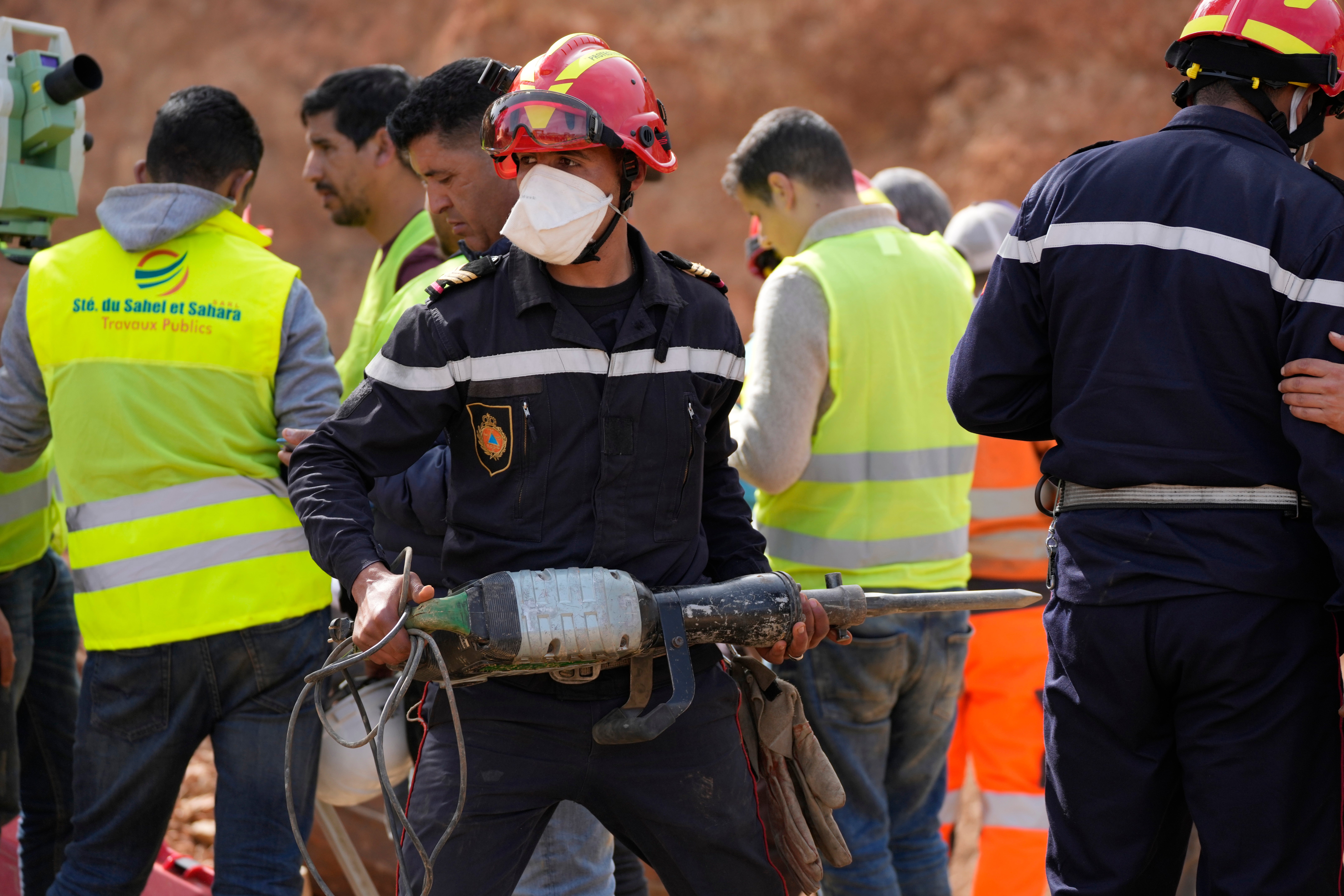 Un trabajador de protección civil en el sitio de rescate en Marruecos