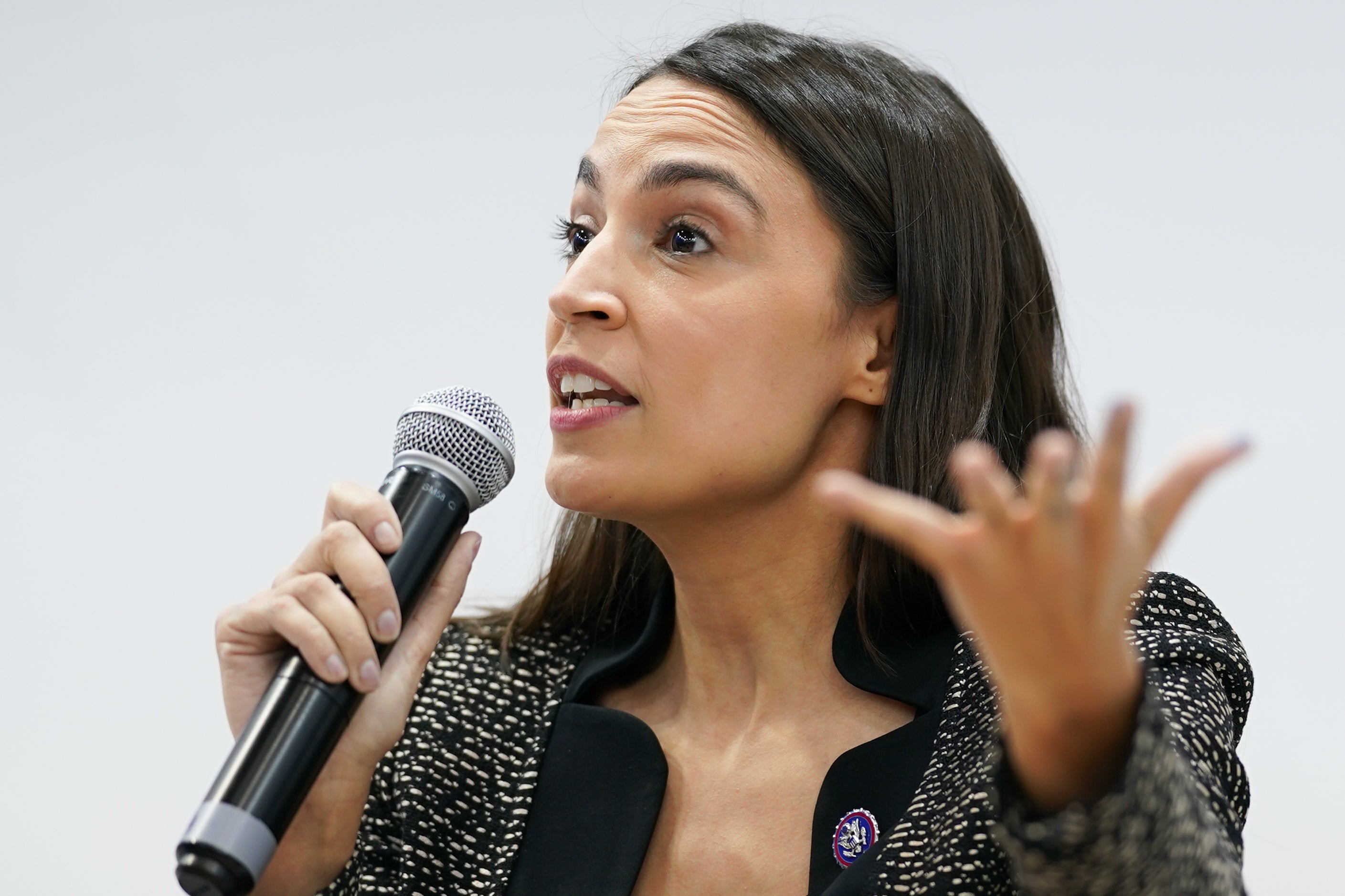 AOC critica a conservadores “raros” que no disfrutaron el show de medio tiempo del Super Bowl