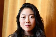 Critican a Awkwafina por “no disculparse” en su explicación de por qué usa un “acento negro”