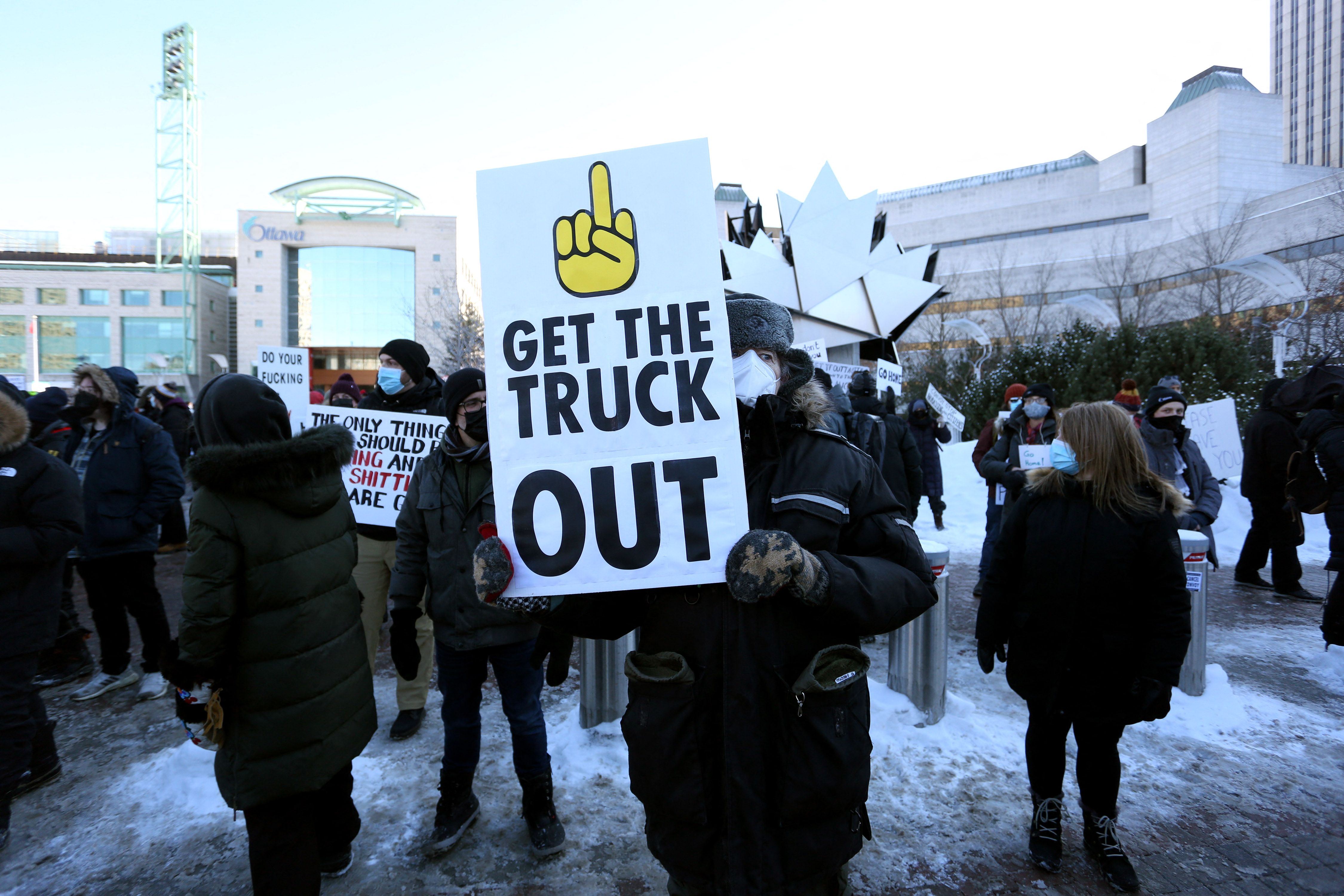 Un manifestante sostiene un cartel en las protestas que los camioneros y sus simpatizantes han hecho contra los mandatos y restricciones relacionados con las vacunas contra el covid-19