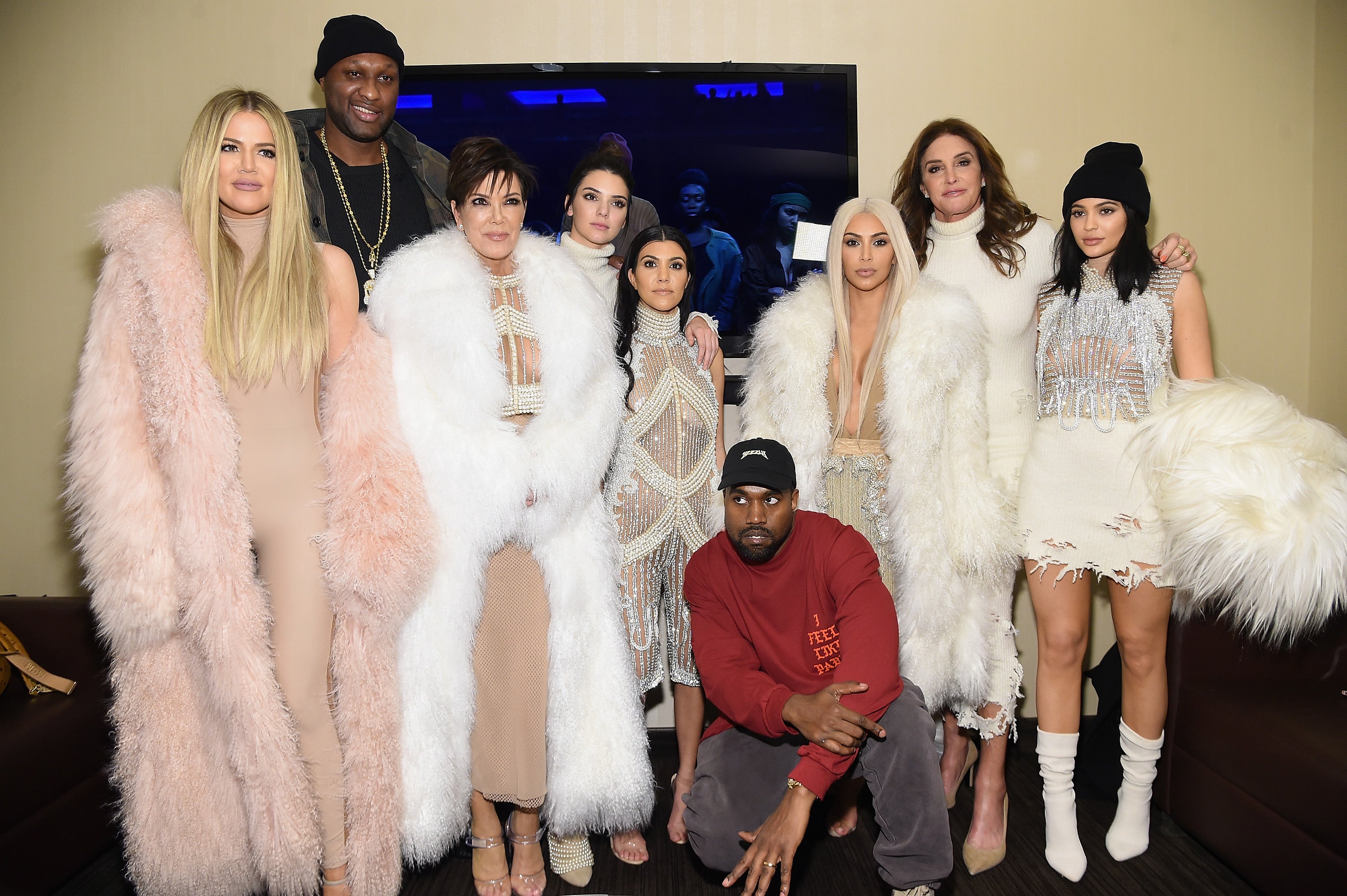 De izquierda a derecha: Khloe Kardashian, Lamar Odom, Kris Jenner, Kendall Jenner, Kourtney Kardashian, Kanye West, Kim Kardashian, Caitlin Jenner y Kylie Jenner asisten a la presentación de ‘Yeezy Season 3’ de Kanye West