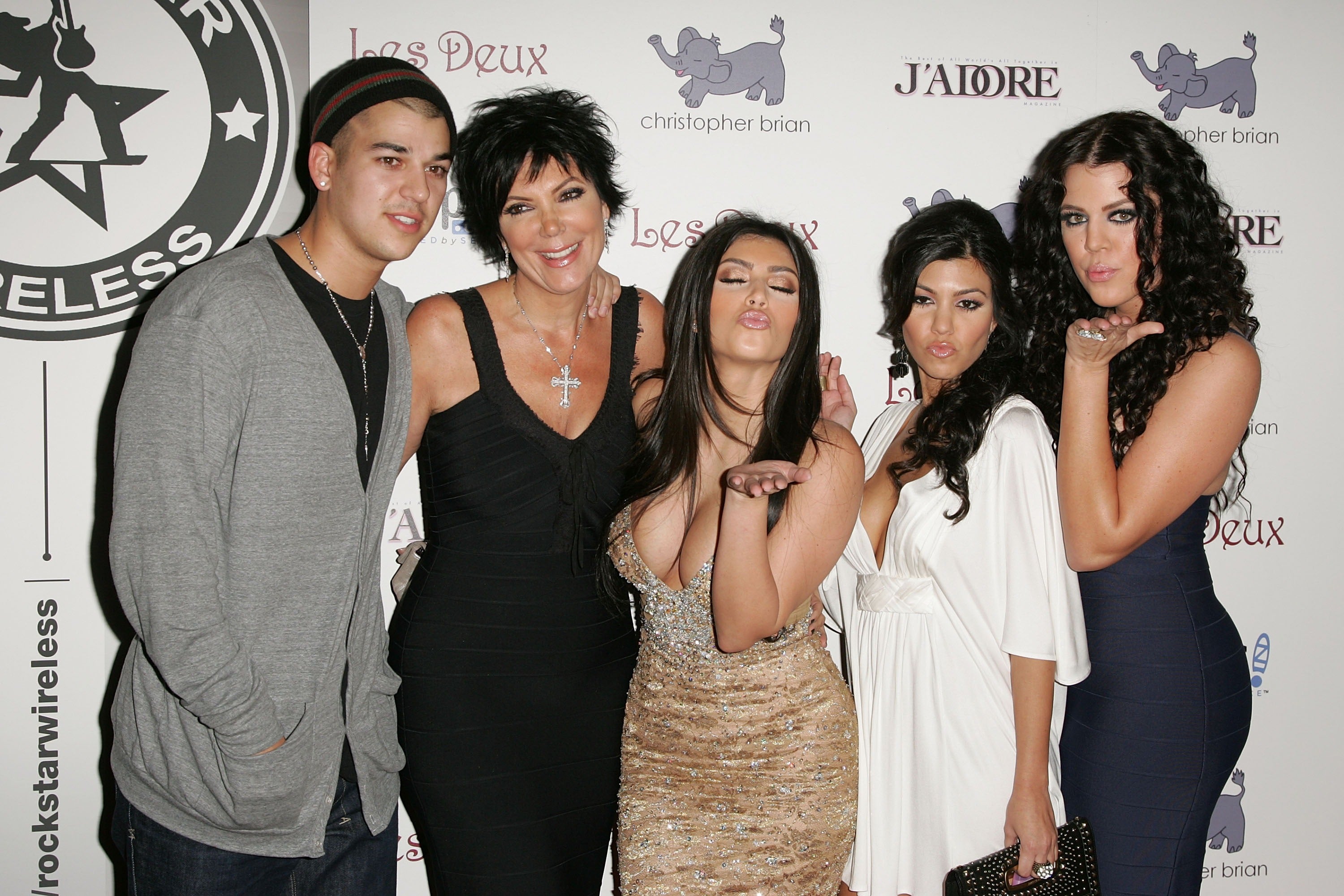 De izquierda a derecha: Robert, Kris, Kim, Kourtney y Khloe Kardashian llegando a la fiesta de cumpleaños de Kim Kardashian en Les Deux, el 21 de octubre de 2007 en Los Ángeles, California