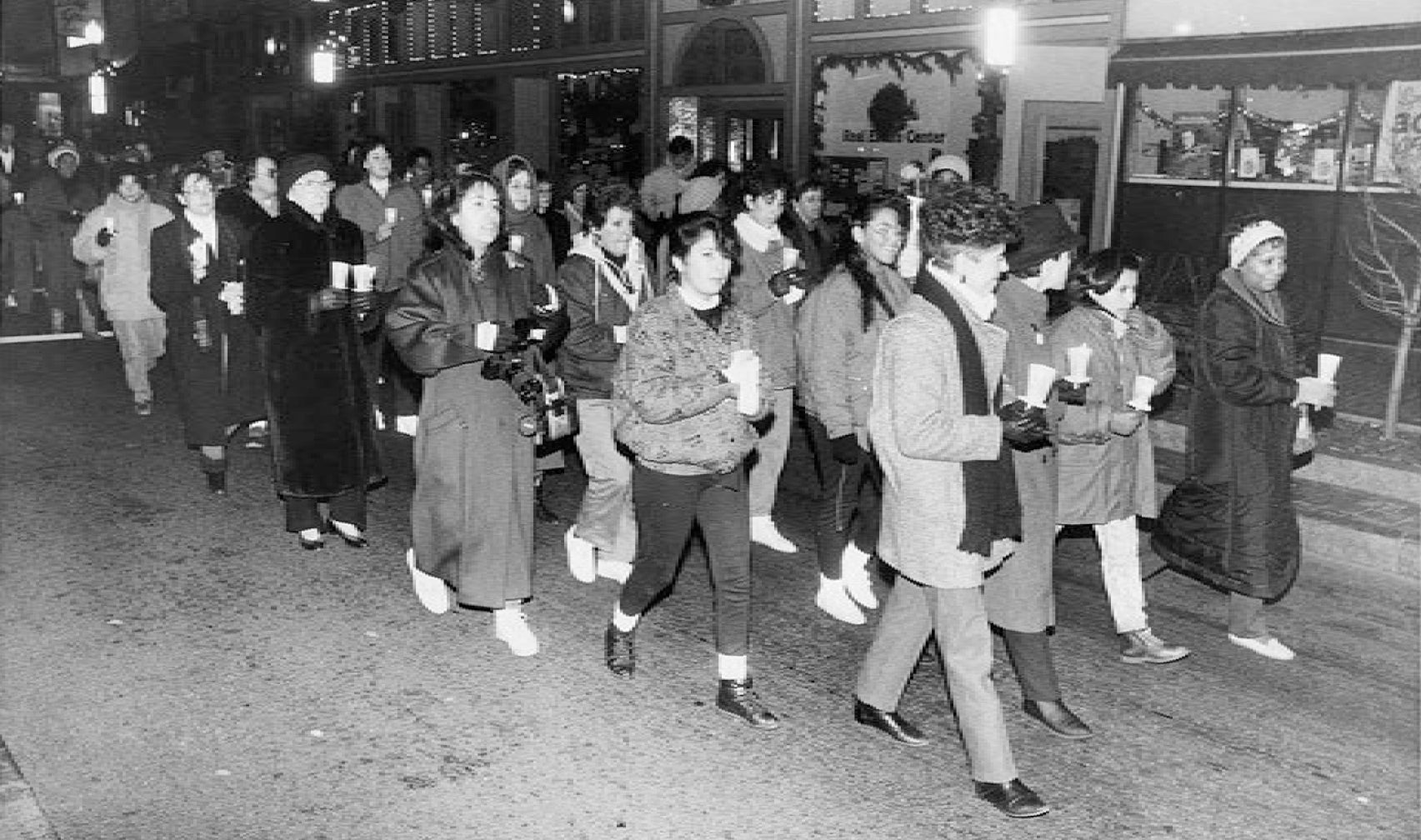 Los residentes de New Bedford se unieron a los amigos y familiares de las víctimas en una marcha con velas por las calles de New Bedford en diciembre de 1988 (foto del Standard-Times por Ron Rolo)