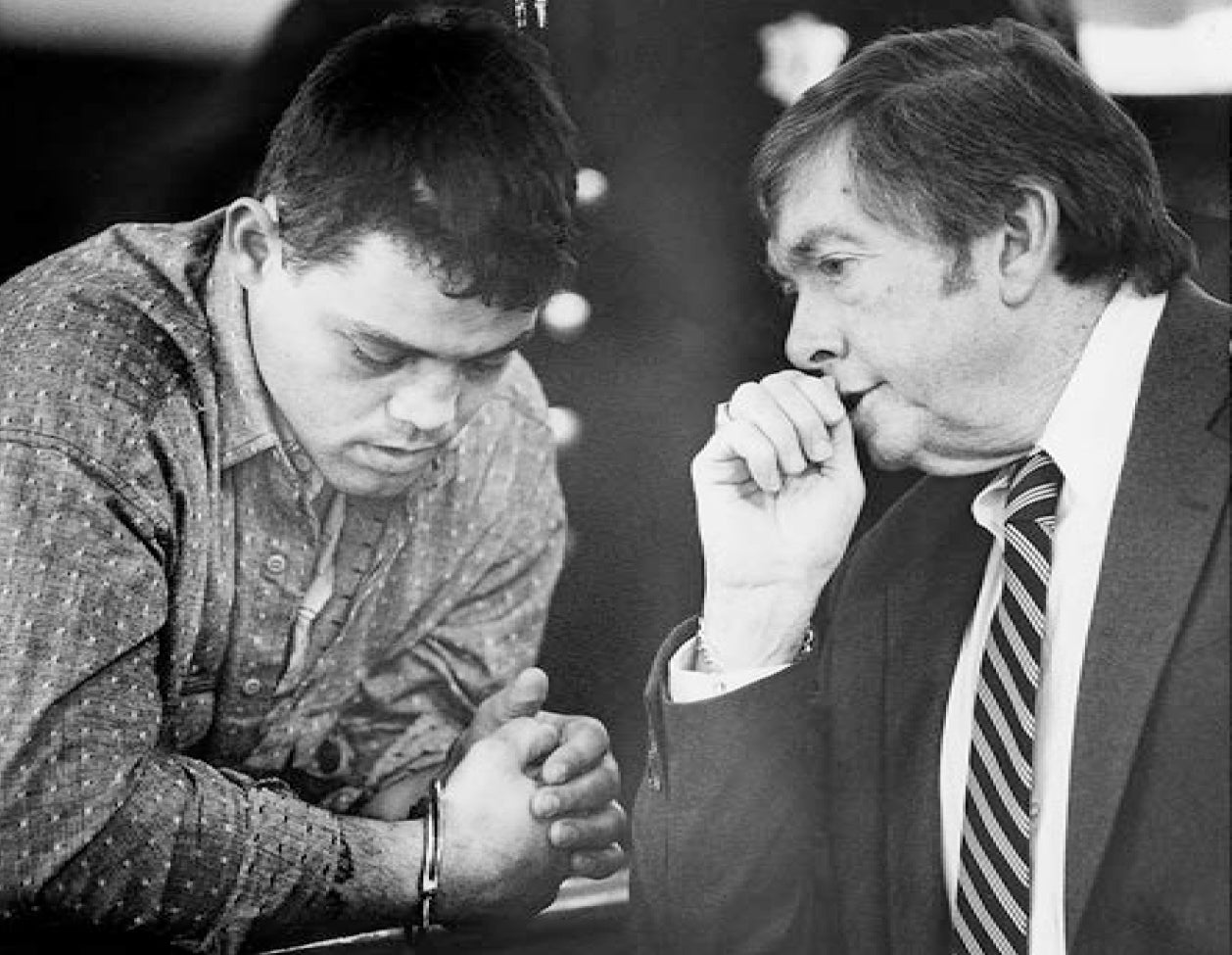 Anthony DeGrazia, acusado de atacar a prostitutas, con su primer abogado, Edward Harrington, en el Tribunal Superior de New Bedford el 11 de mayo de 1989 (foto del Standard-Times por Hank Seaman)