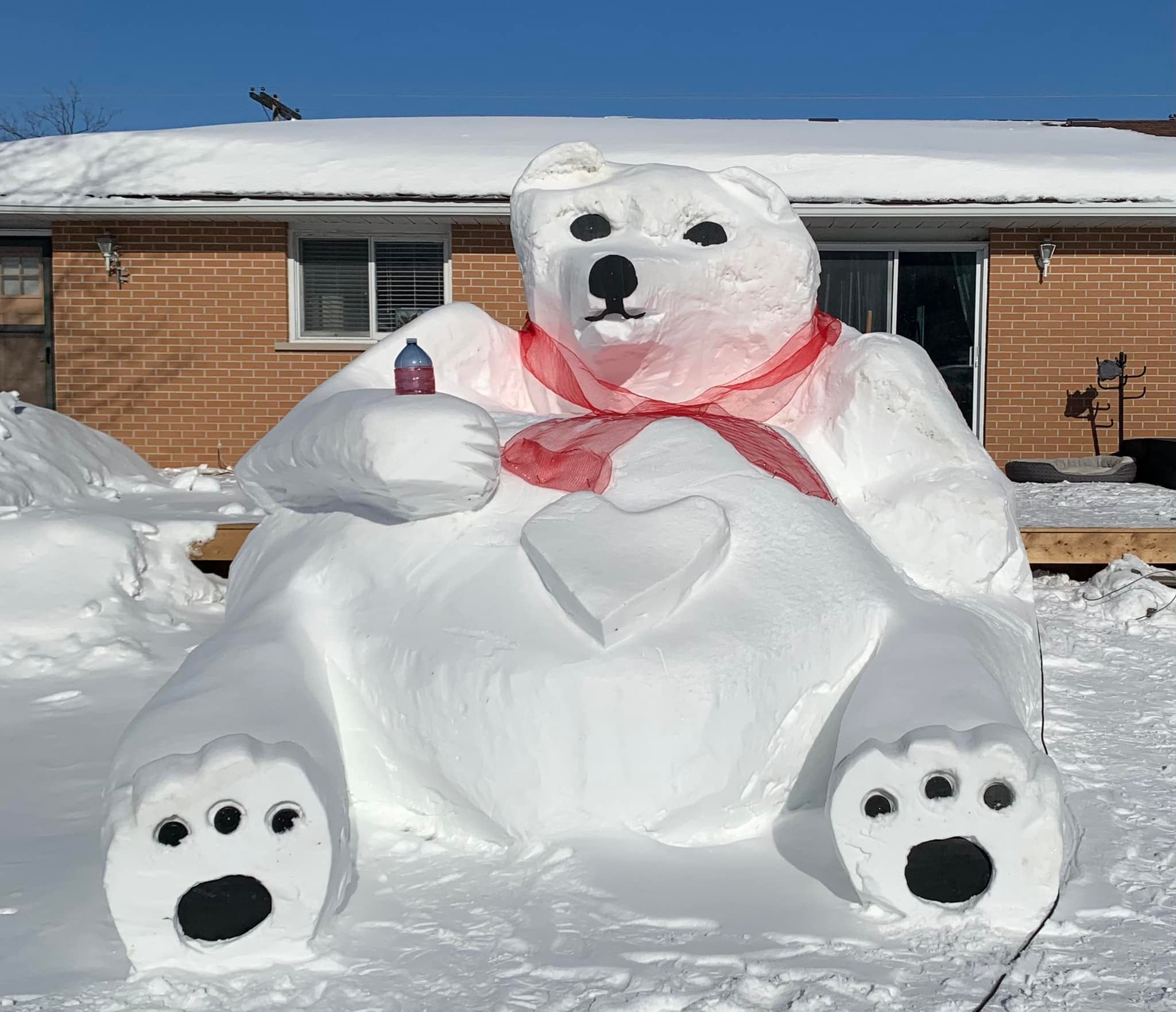 Sorprende a su esposa con enorme regalo hecho de nieve para el Día de San Valentín