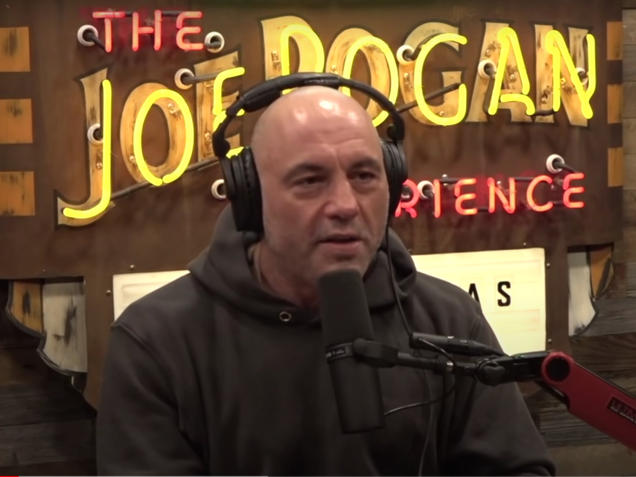 Los comentarios sexistas y crudos de Joe Rogan sobre Angelina Jolie y Lauren Sánchez son su última controversia