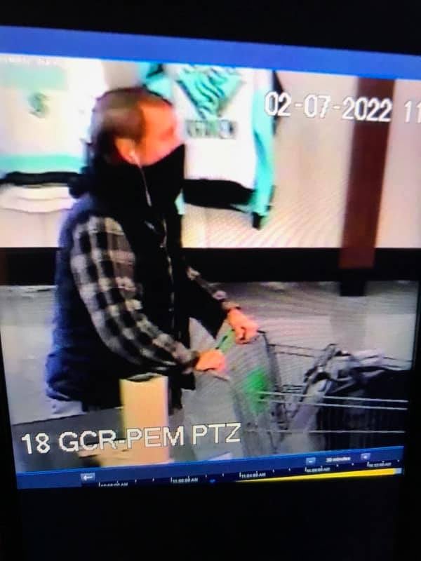 Imagen de una cámara de seguridad de un hombre con un pañuelo en la cara, que la policía de Richland, Washington, cree que pudo haber cometido un tiroteo en una tienda Fred Meyer