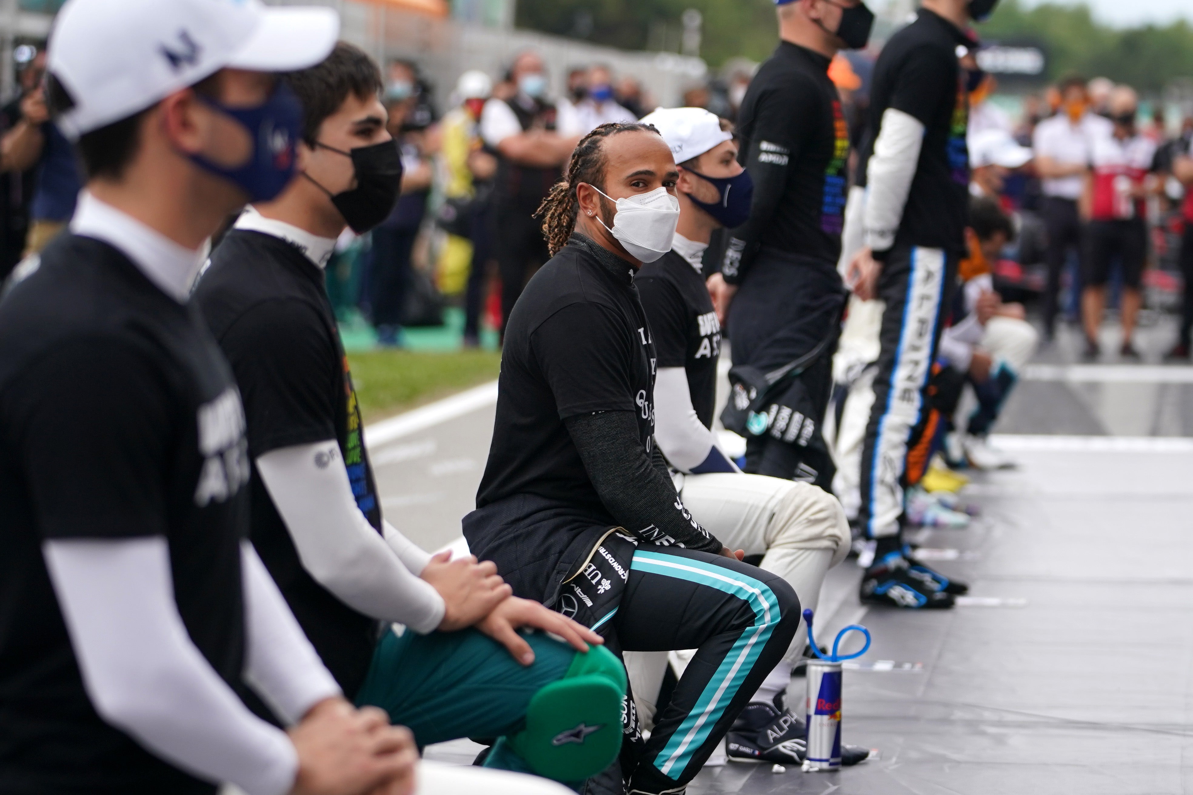 Los pilotos se arrodillan antes de las carreras en una demostración contra el racismo