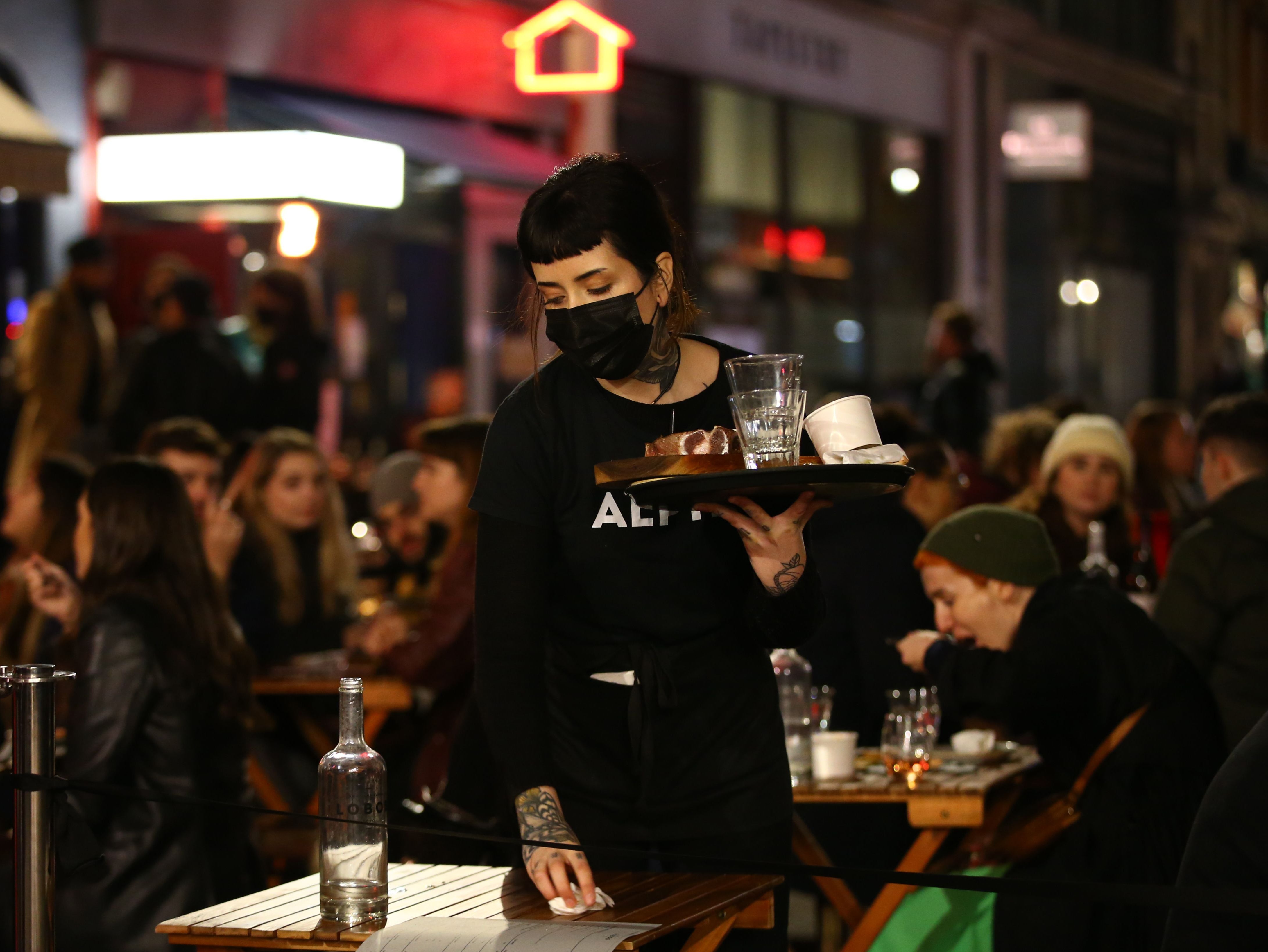 ¿Puedo tomar alcohol después de la vacuna contra el coronavirus?