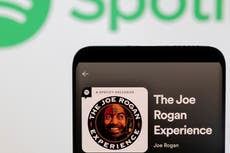 Donald Trump le dice a Joe Rogan que “deje de disculparse”