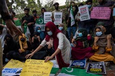 En India algunas estudiantes con hiyab no pueden ir a clases