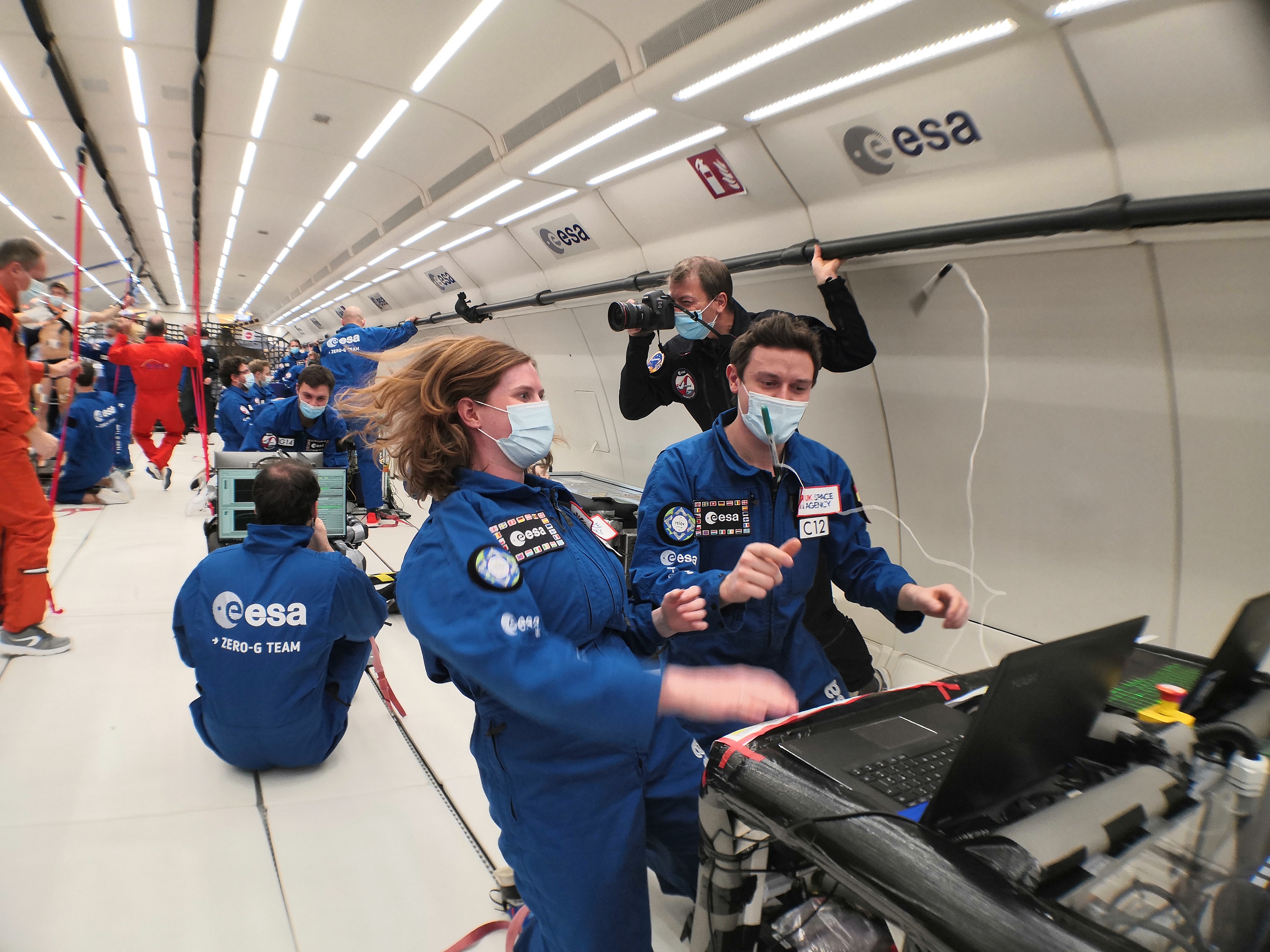 La Dra. Beth Lomax y sus colegas de la ESA preparan un experimento para extraer oxígeno del suelo lunar a bordo de un avión en una inmersión pronunciada para simular las condiciones de microgravedad