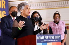 Demócrata dice que republicano la empujó y le dijo “bésame el trasero” cuando le pidió que usara cubrebocas