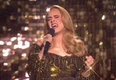 Adele desata rumores de compromiso con un anillo de diamante en los BRIT Awards