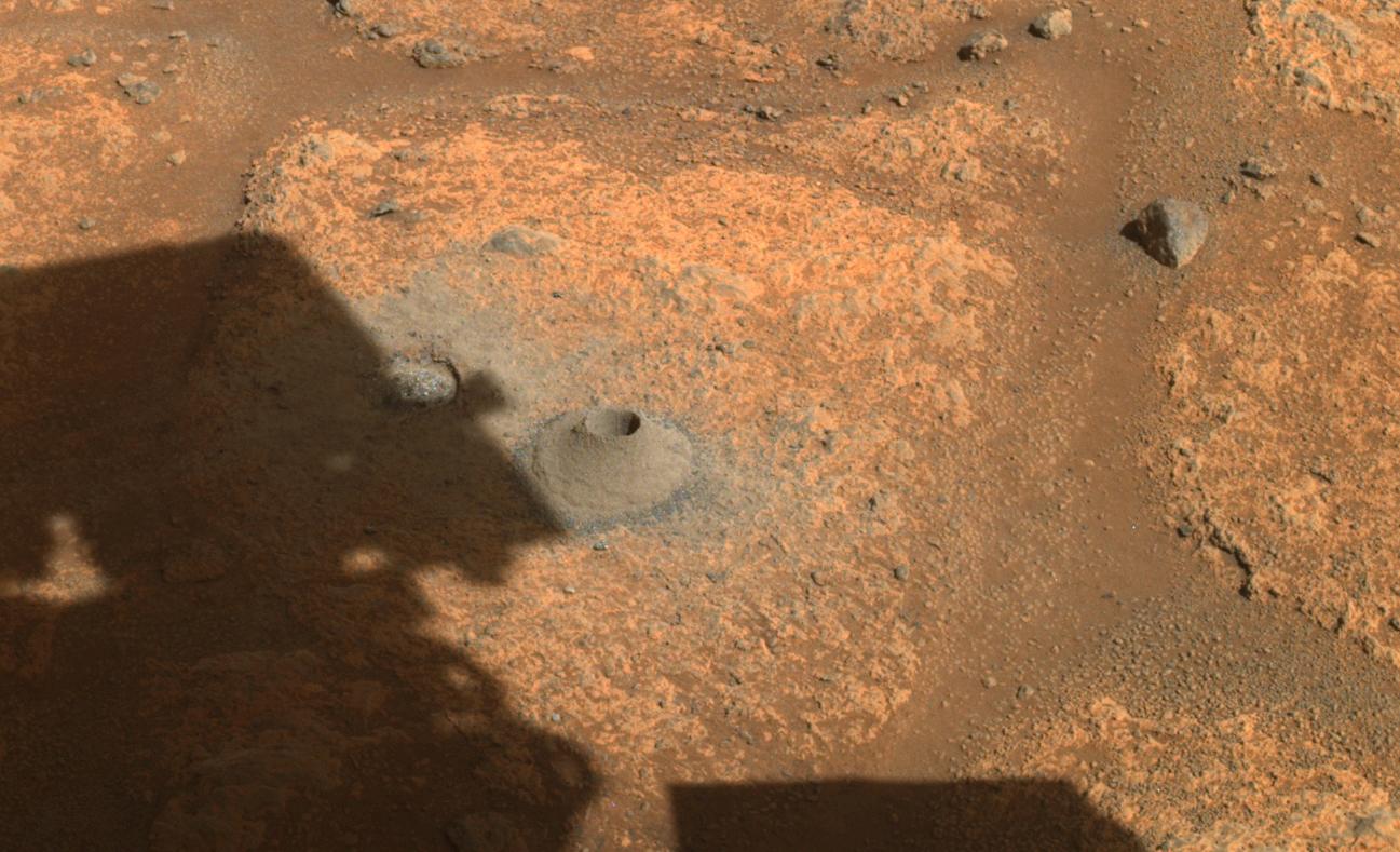 <p>Un agujero de perforación dejado por el <em>roverance </em>de la NASA en Marte. El rover está perforando muestras de roca que serán devueltas a la Tierra para su análisis. </p>