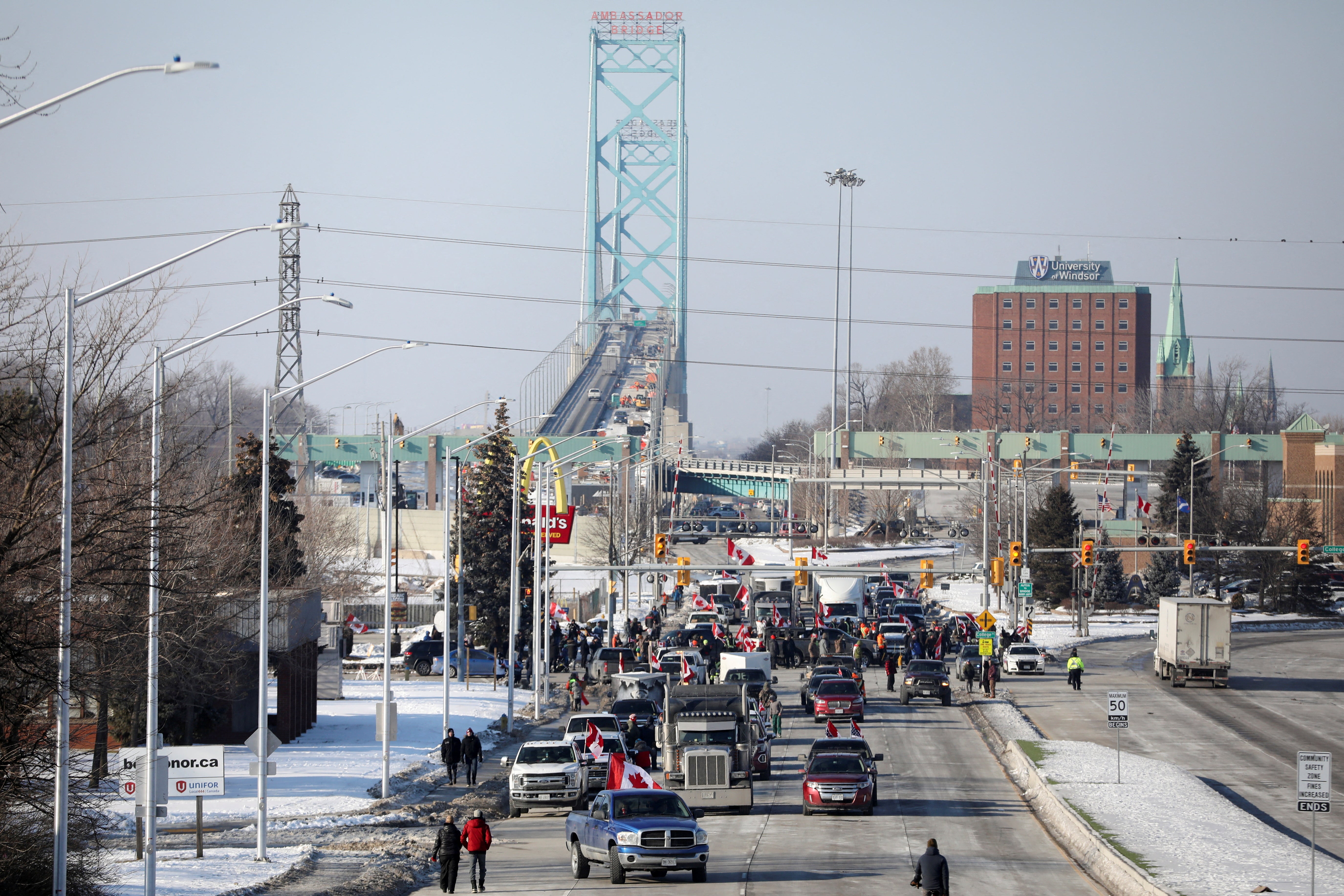 Los vehículos bloquean la ruta que va hacia el puente Ambassador, que une a Detroit con Windsor