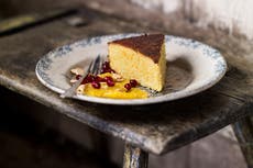 Este pastel cítrico con ensalada de naranja y granada es impresionante y muy fácil de hacer