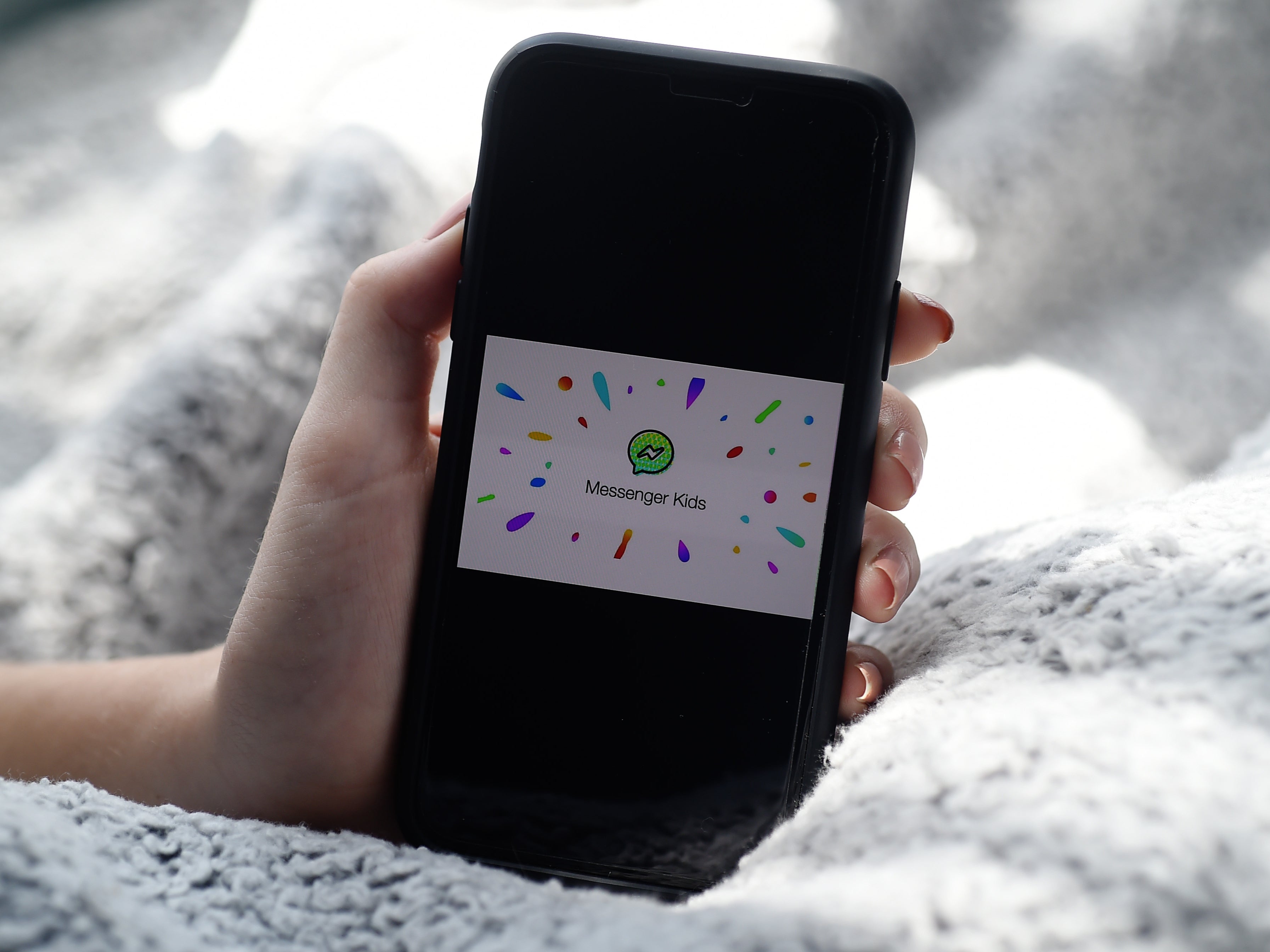 ¿A qué edad creen los padres que está bien que los niños tengan su primer teléfono?