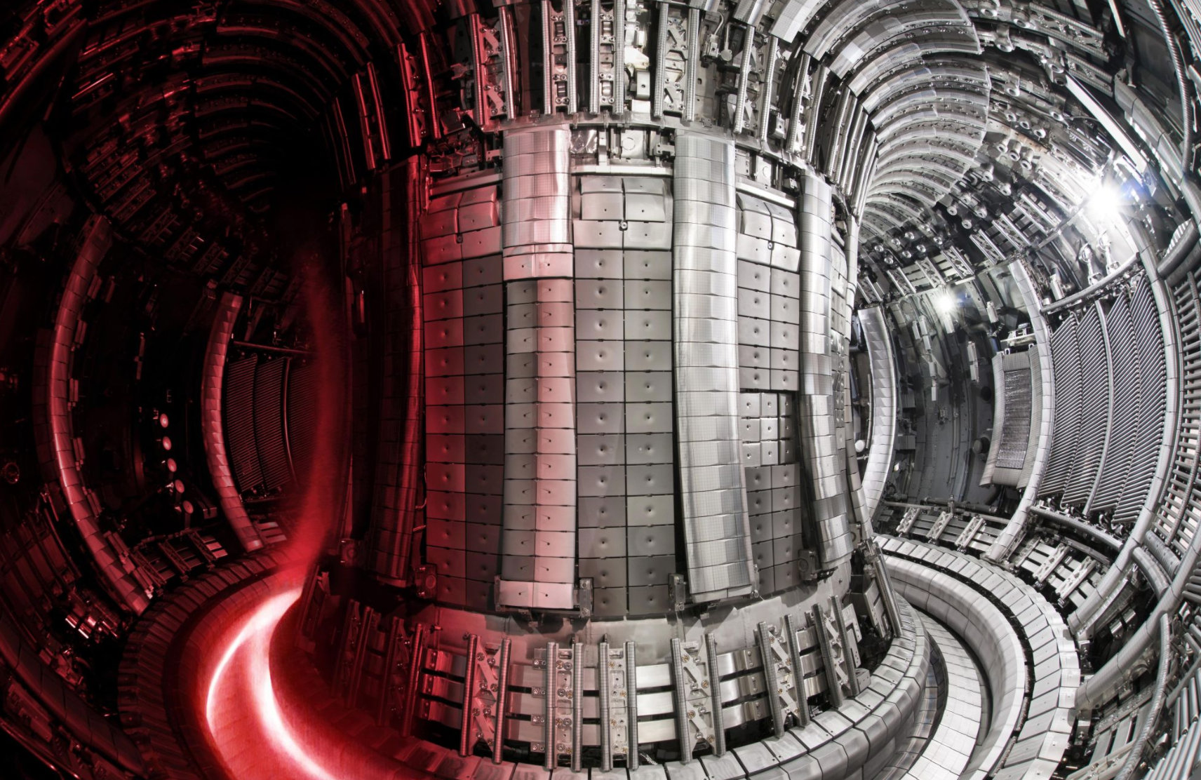 El reactor JET se basa en un tokamak, en el que la fusión se produce dentro de un río de plasma al rojo vivo