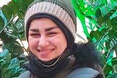 Hombre exhibe cabeza de su esposa decapitada frente a una multitud en Irán tras asesinarla