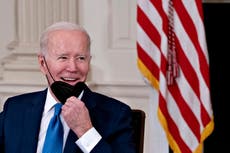 Biden dice que revocar los mandatos de cubrebocas “probablemente sea prematuro”