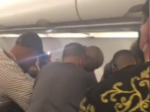 Pasajero que “amenaza a un bebé y dice que matará a todos a bordo” del vuelo provoca un aterrizaje de emergencia