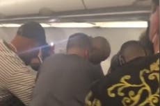 Pasajero que “amenaza a un bebé y dice que matará a todos a bordo” del vuelo provoca un aterrizaje de emergencia