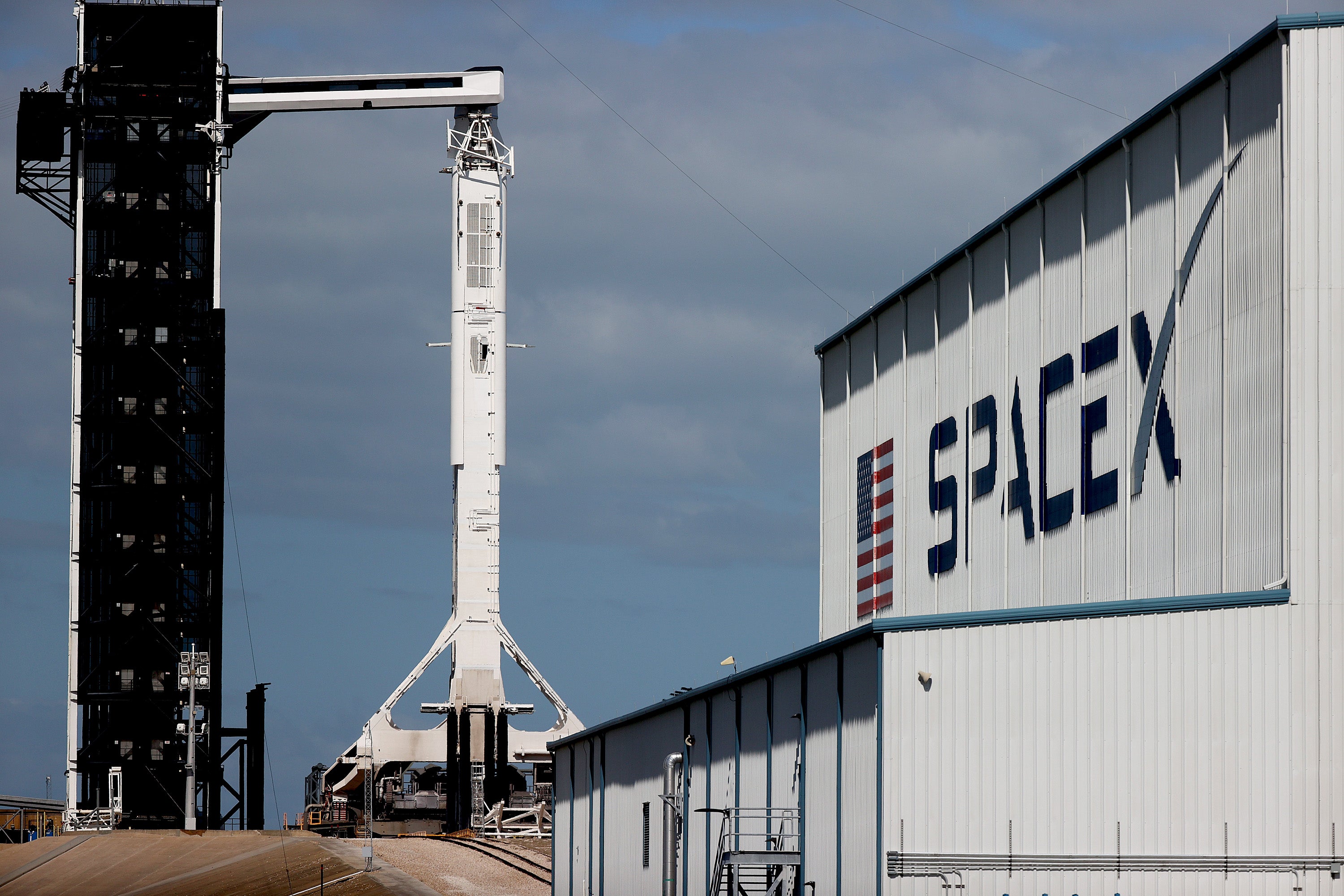 Un cohete Falcon 9 de SpaceX. La NASA declaró que los satélites que la compañía pone en la órbita baja podrían poner en peligro futuras misiones espaciales