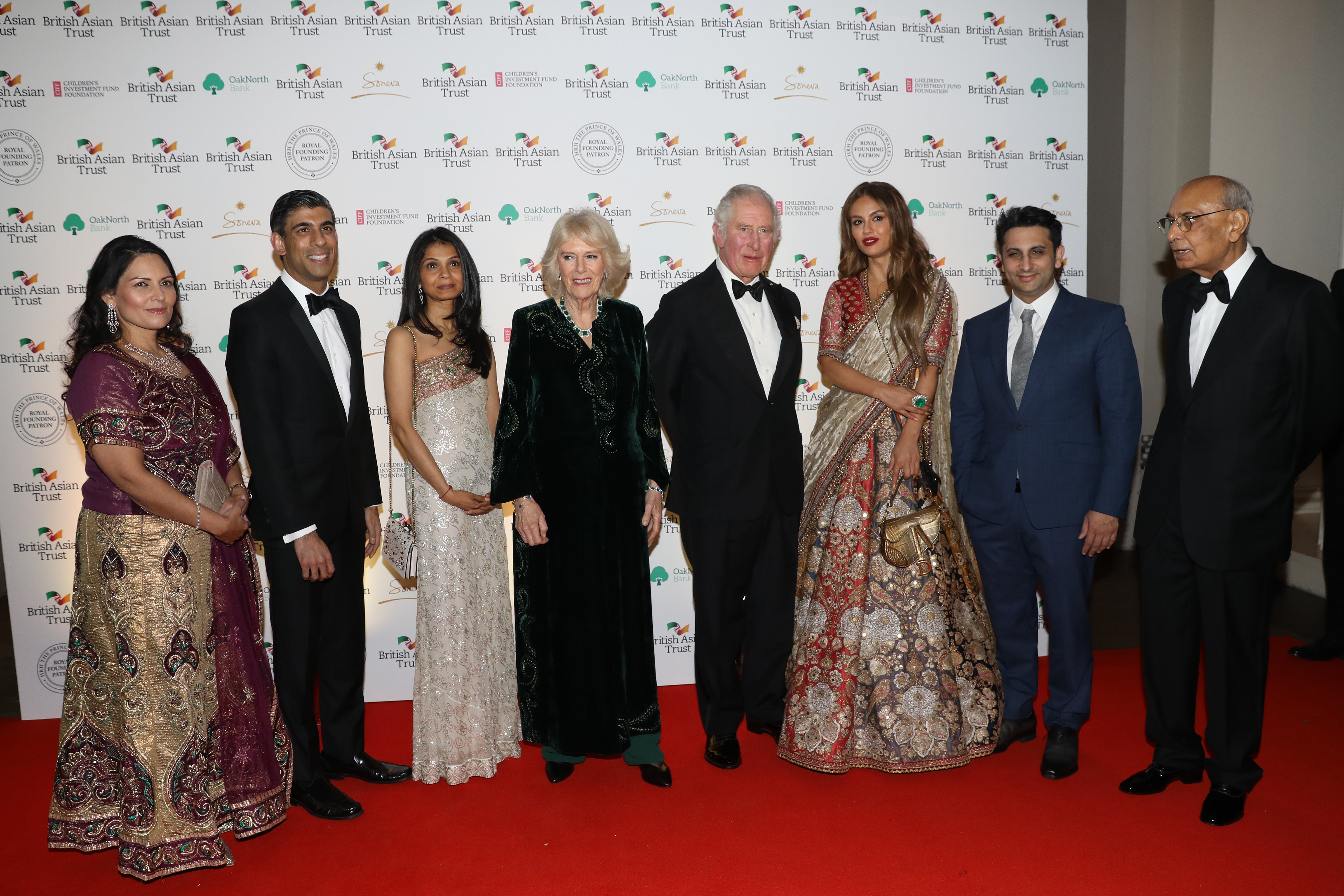 El príncipe Charles con Rishi Sunak y Priti Patel en un evento el día antes de su resultado positivo por covid