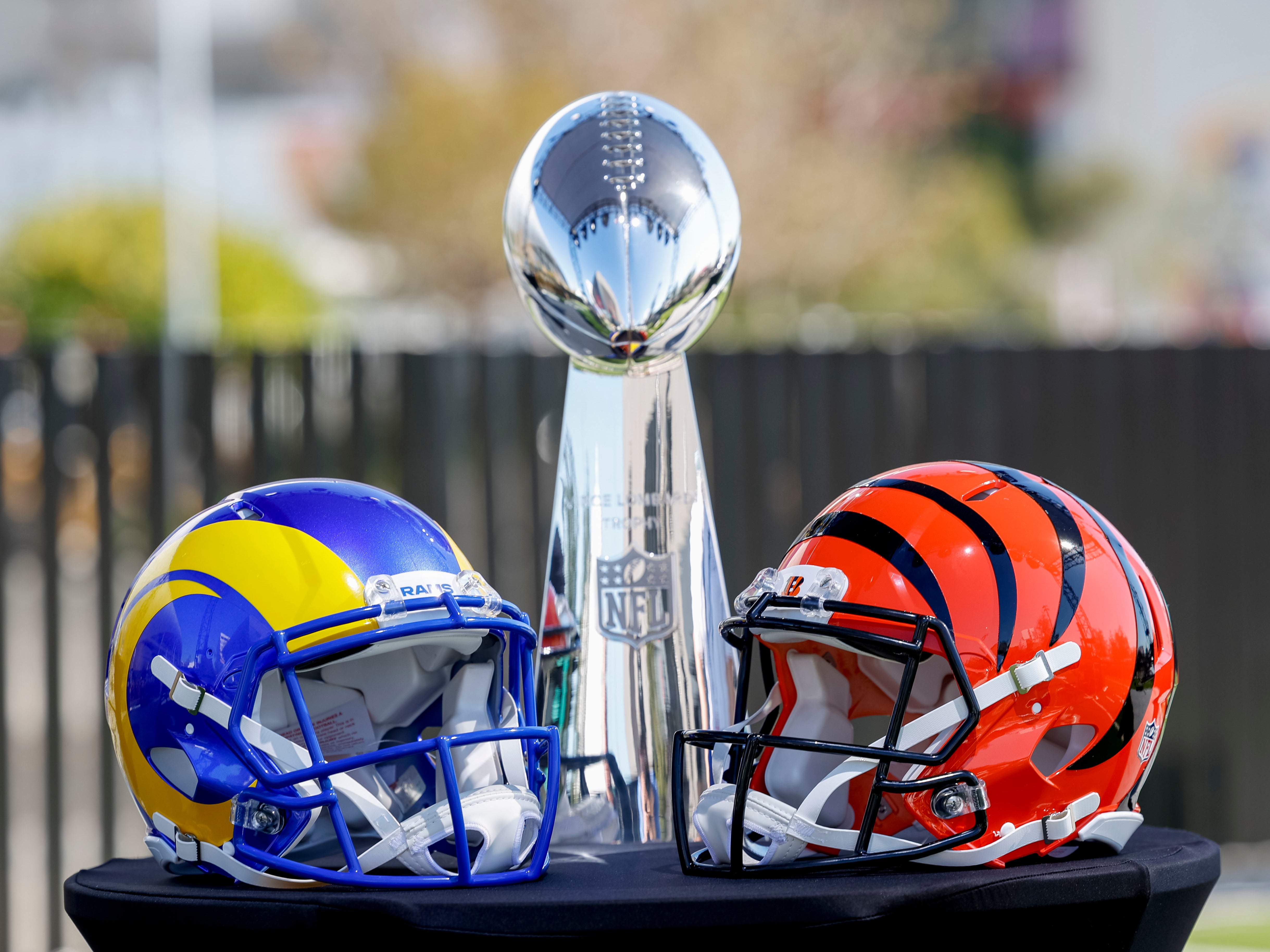 Los cascos de los Los Angeles Rams y de los Cincinnati Bengals delante del trofeo Vince Lombardi