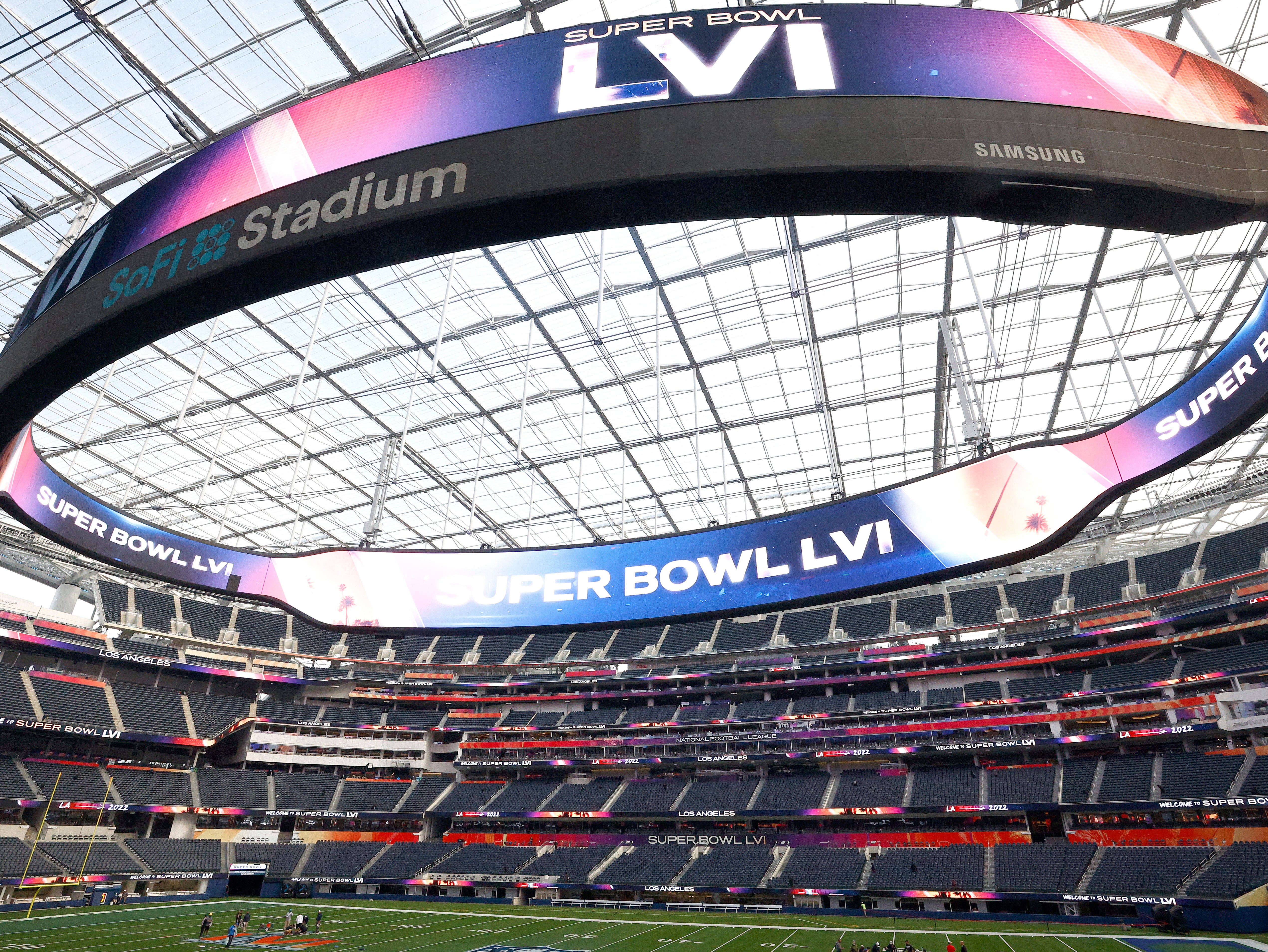 Una vista del estadio SoFi mientras los trabajadores se preparan para el Super Bowl LVI