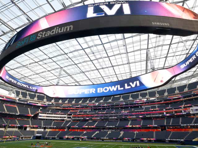 <p>Una vista del estadio SoFi mientras los trabajadores se preparan para el Super Bowl LVI </p>