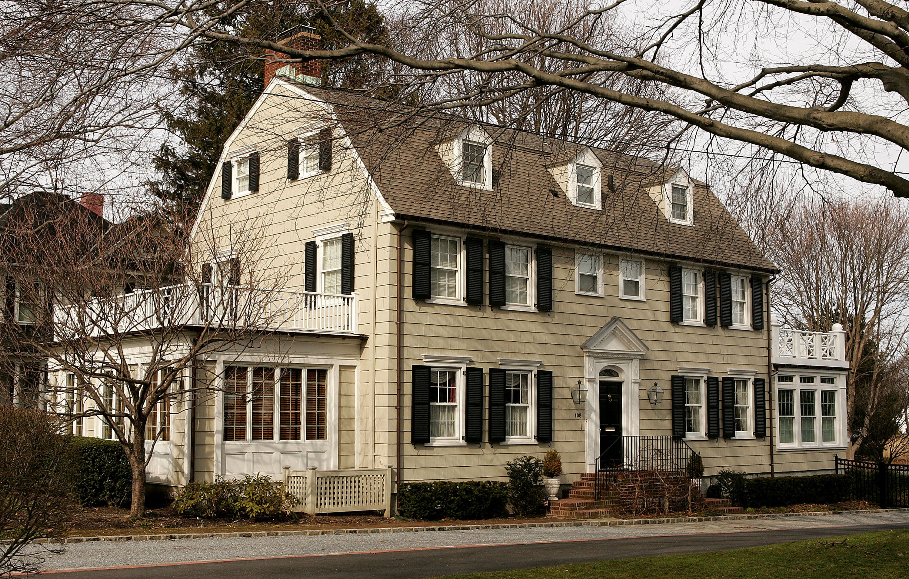 La casa de El Vigilante tiene muchas similitudes con otra casa colonial holandesa a 60 millas al este: la Casa del Horror de Amityville en Long Island, que también llamó la atención internacional por su historia perturbadora