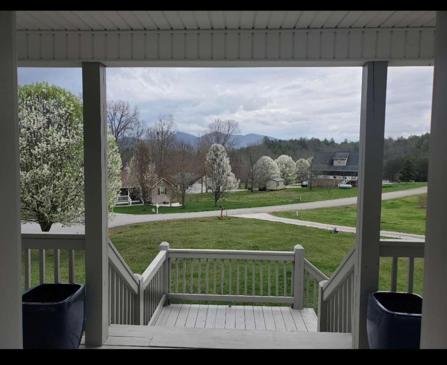 La vista desde la puerta principal de la casa de Melissa Shields Henderson en Blairsville, Georgia