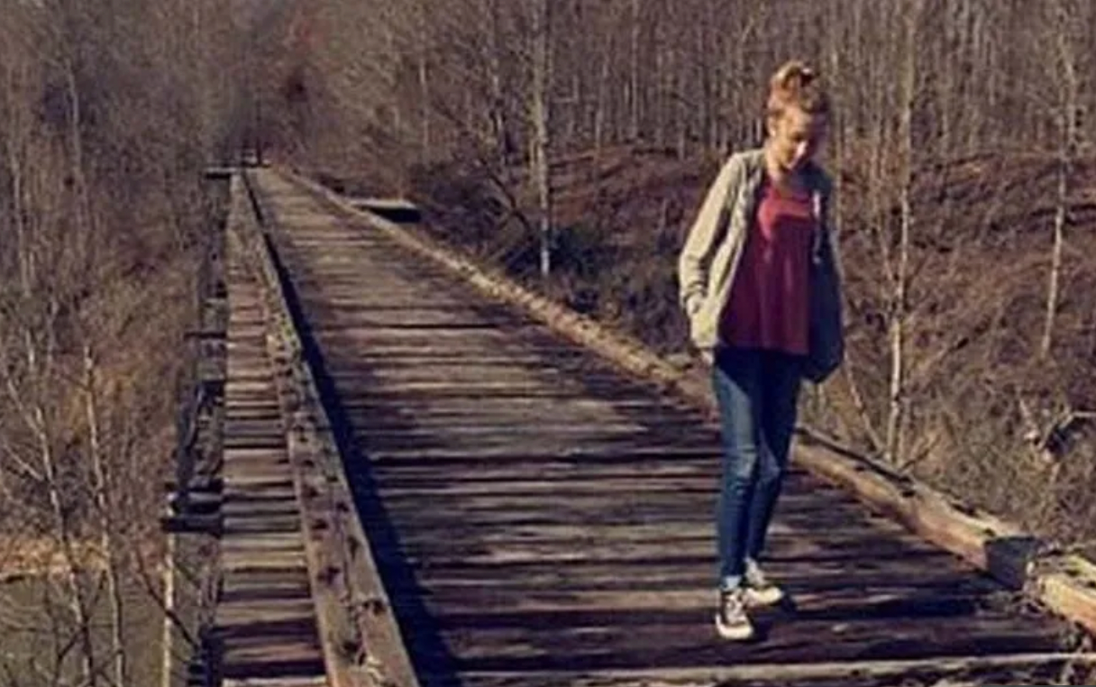 Recuperaron de la cuenta de Snapchat de Abigail Williams una imagen en la que sale ella caminando por el Monon High Bridge el día que desapareció