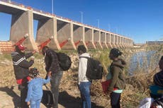 Para muchos migrantes, un vuelo a México es su boleto a EEUU