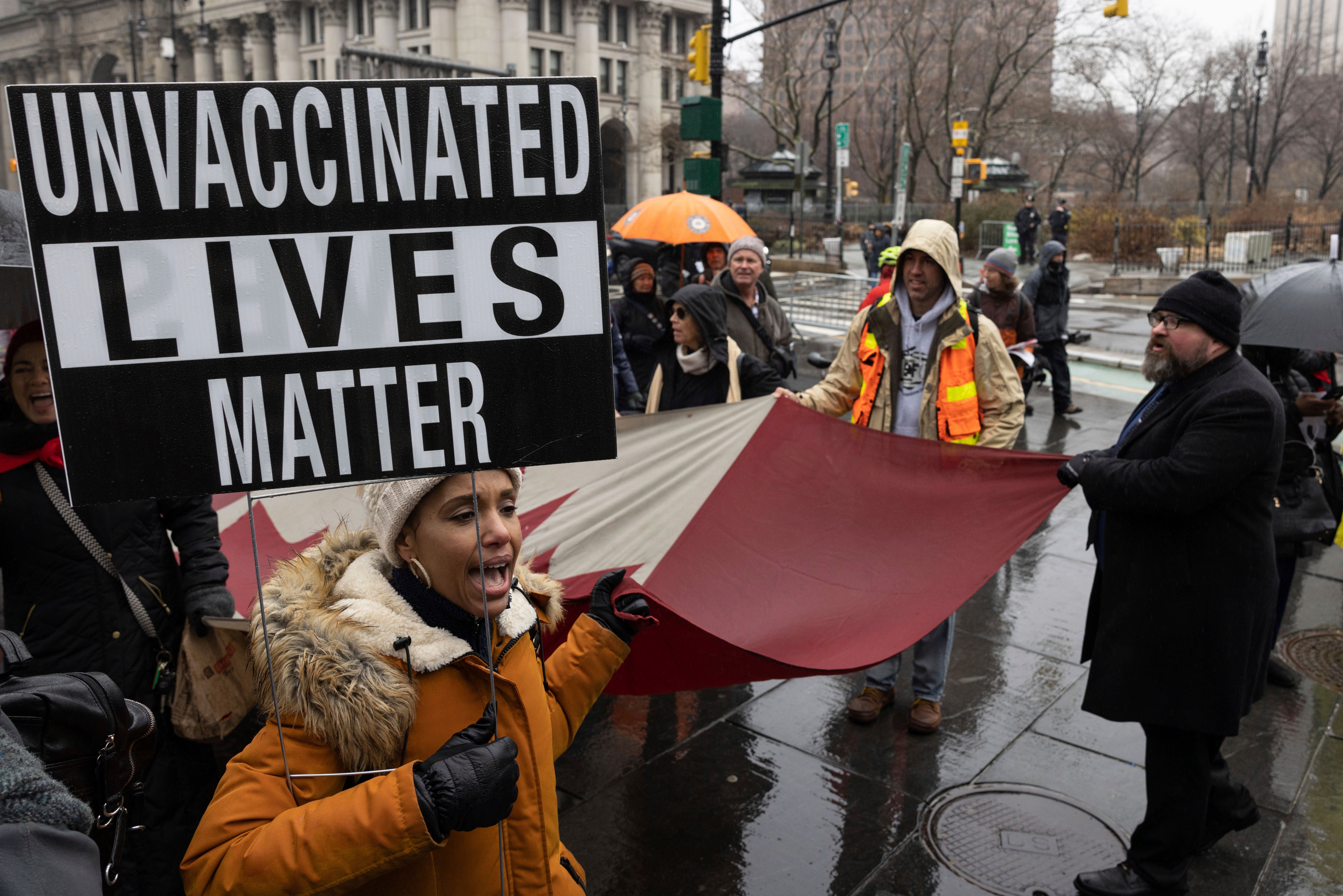 Manifestantes contra el mandato de vacunas protestan en febrero en la ciudad de Nueva York