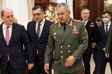 RU ordena a los británicos salir de Ucrania; EE.UU. dice que Putin está listo para una invasión