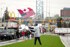 La policía comienza a desalojar a los manifestantes en el bloqueo del puente fronterizo entre EE.UU. y Canadá