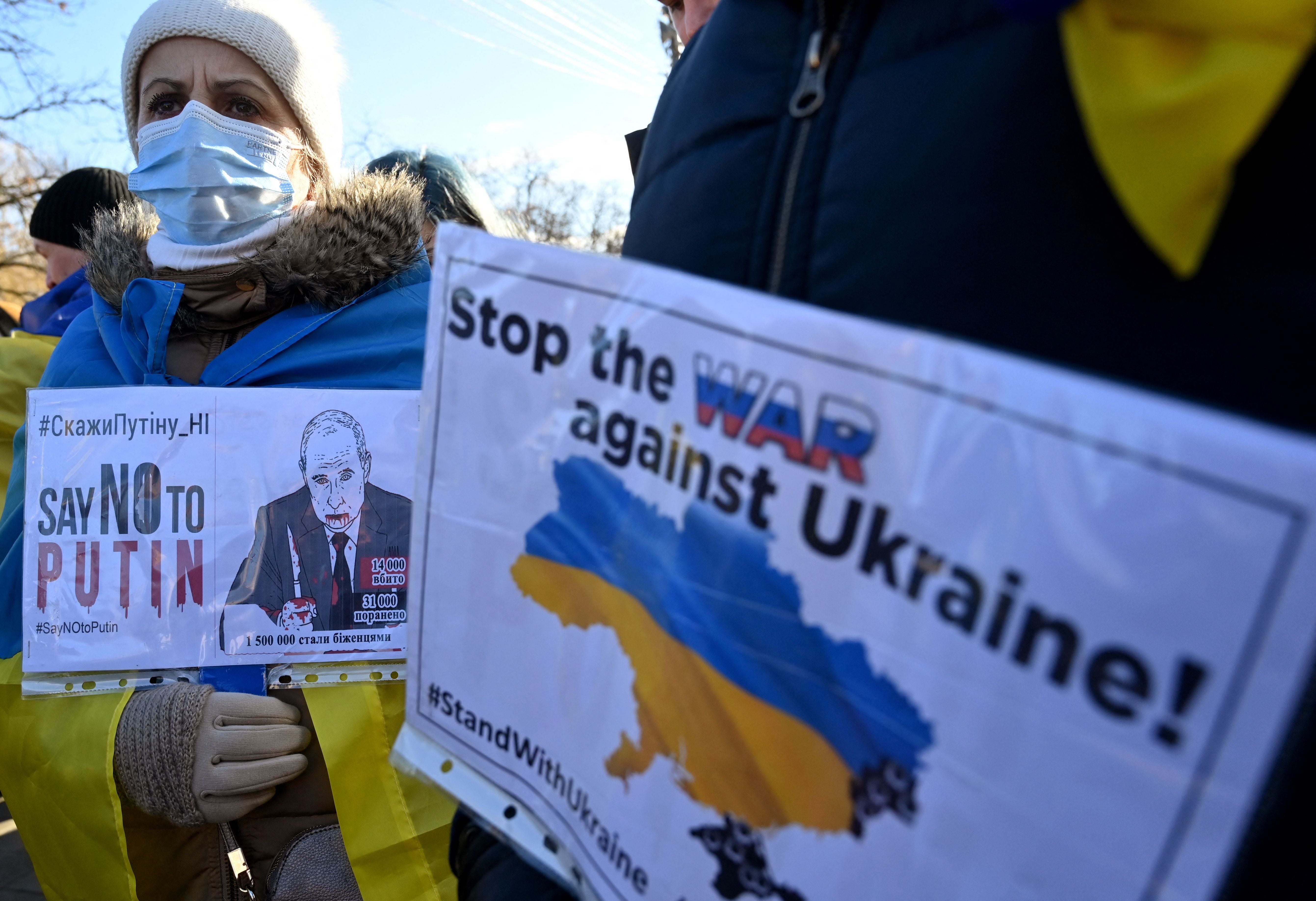 Manifestantes con pancartas durante una concentración en Kiev el sábado