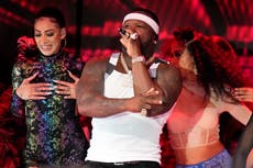 Super Bowl: 50 Cent se cuelga de cabeza