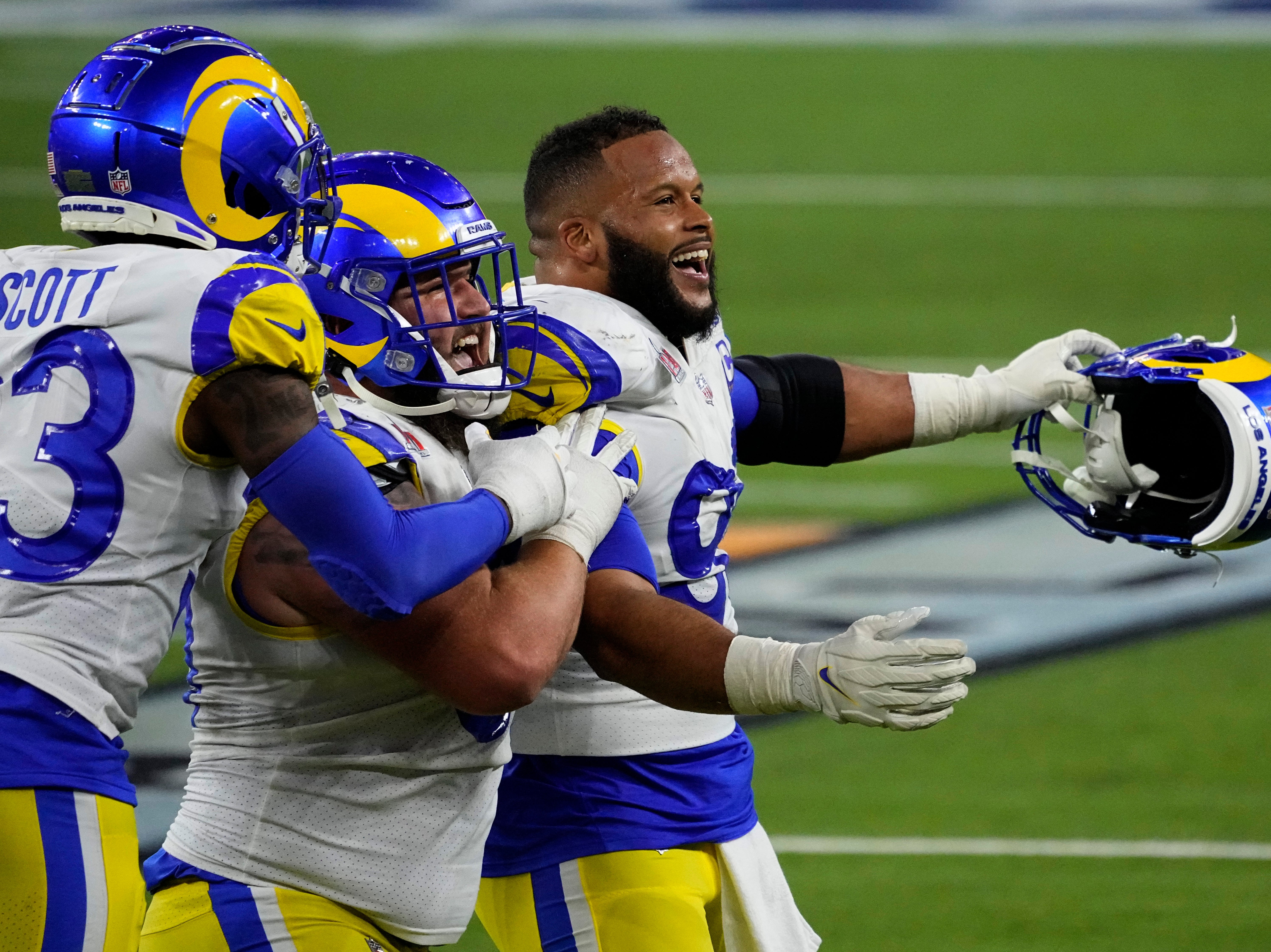 El ala defensiva de Los Angeles Rams, Aaron Donald, celebra con sus compañeros luego de ganar el Super Bowl LVI